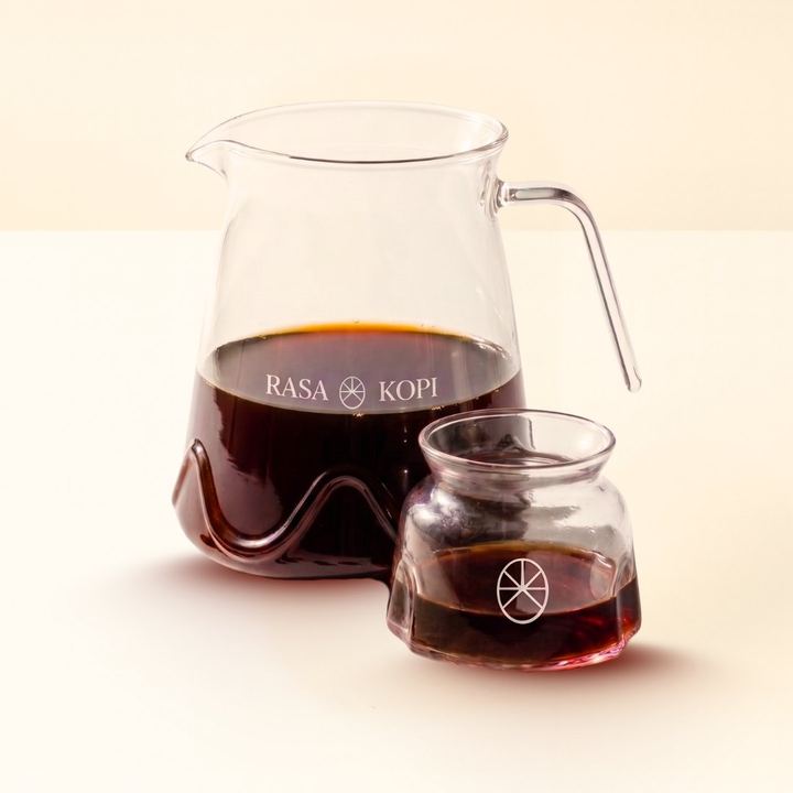 Filter coffee in a RASA KOPI glass server